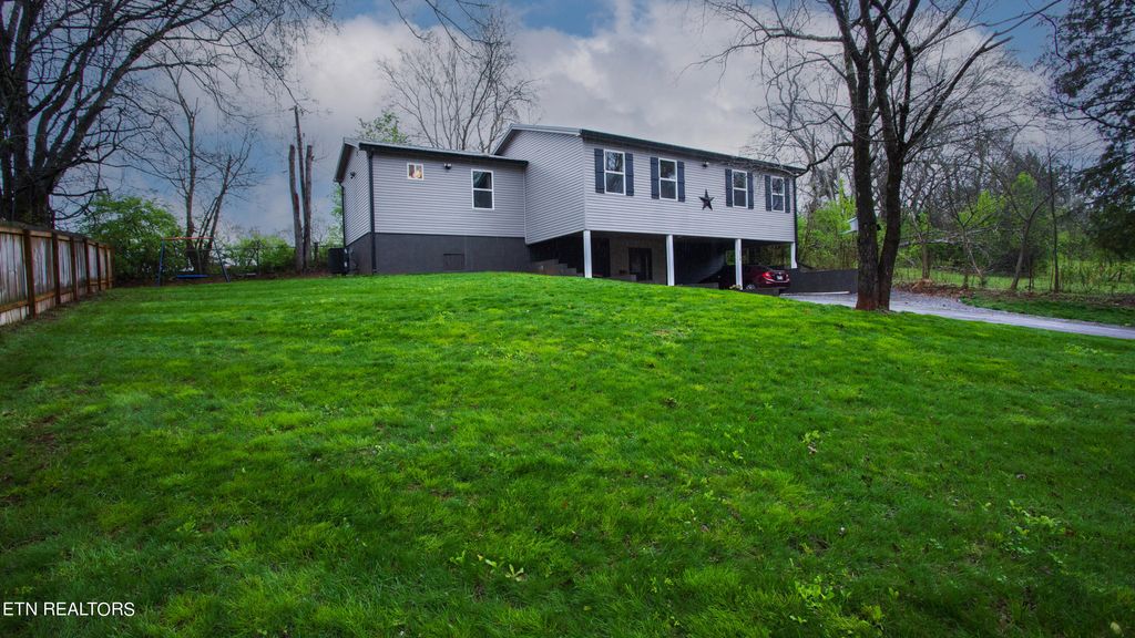 Photo of 129 Elm St, Rockford, TN 37853 (MLS # 1257378)