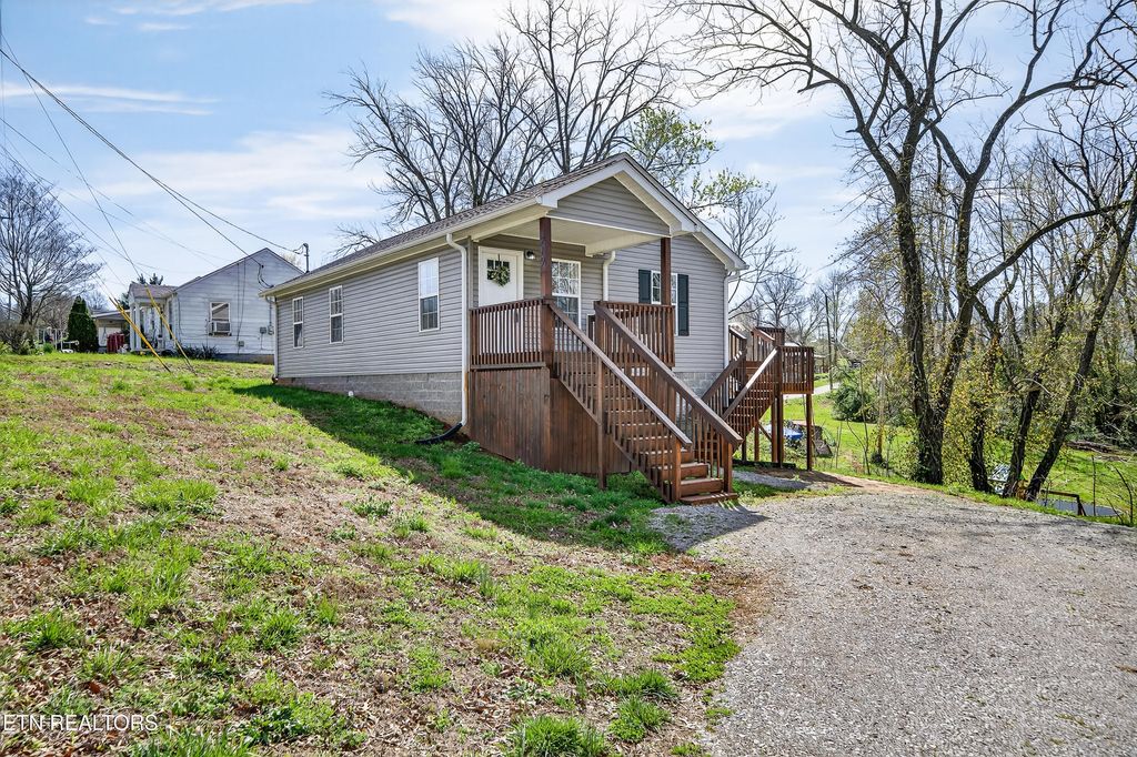 Photo of 219 E Bronson St, Sparta, TN 38583 (MLS # 1332924)