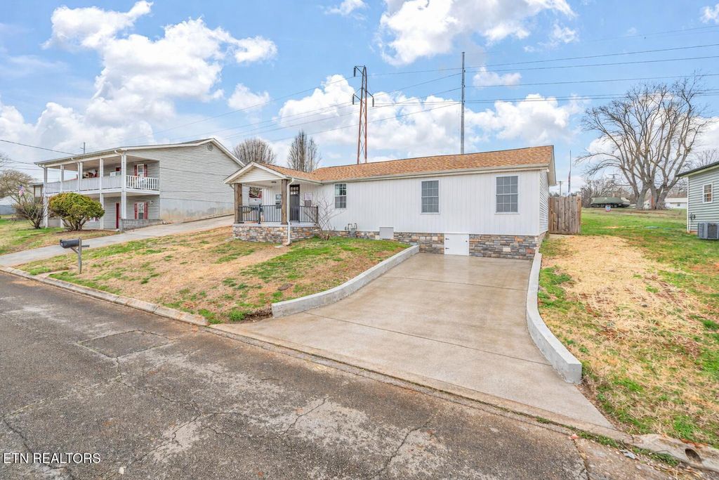 Photo of 902 Summer St, Loudon, TN 37774 (MLS # 1331160)