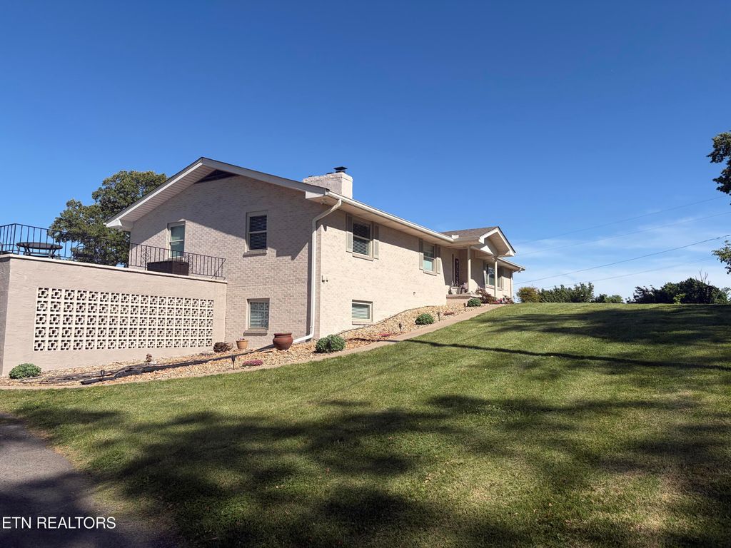 Photo of 2001 Evergreen Circle, Lenoir City, TN 37772 (MLS # 1335551)