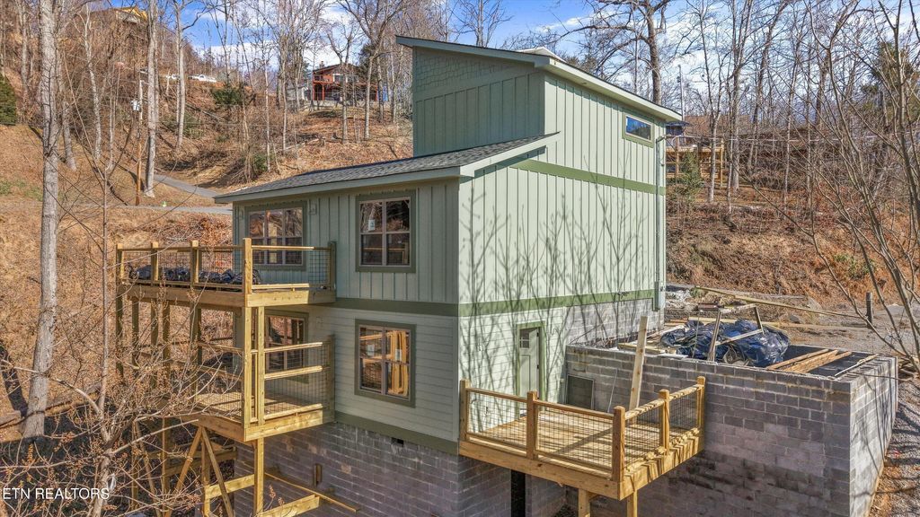 Photo of 515 Woodland Drive Drive, Gatlinburg, TN 37738 (MLS # 1327054)