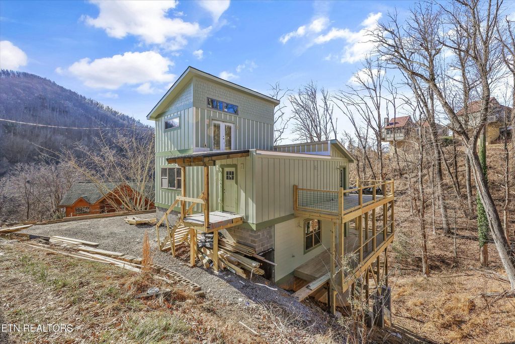 Photo of 515 Woodland Drive Drive, Gatlinburg, TN 37738 (MLS # 1327054)