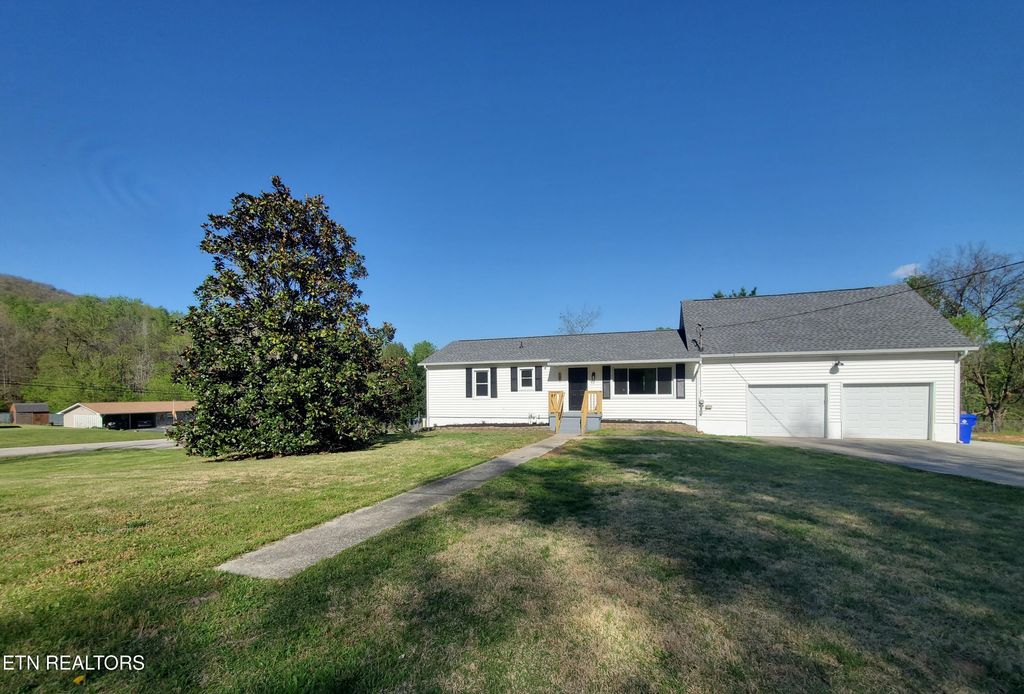 Photo of 105 Ford Ave, Harriman, TN 37748 (MLS # 1297143)