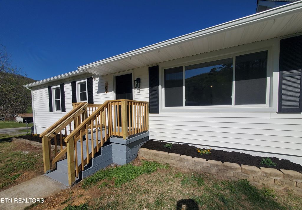 Photo of 105 Ford Ave, Harriman, TN 37748 (MLS # 1297143)