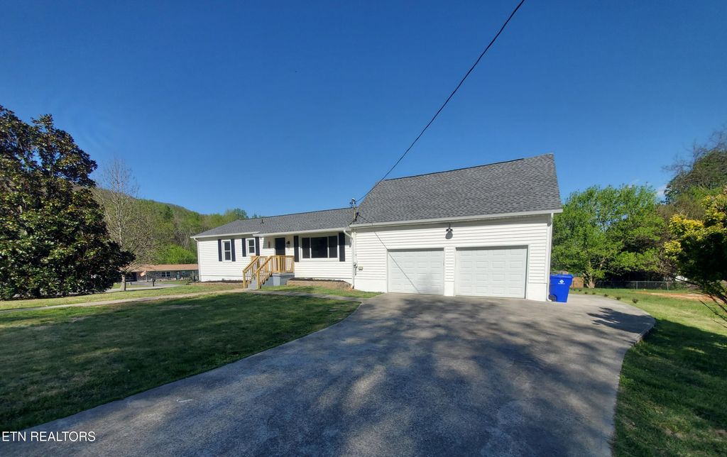 Photo of 105 Ford Ave, Harriman, TN 37748 (MLS # 1297143)
