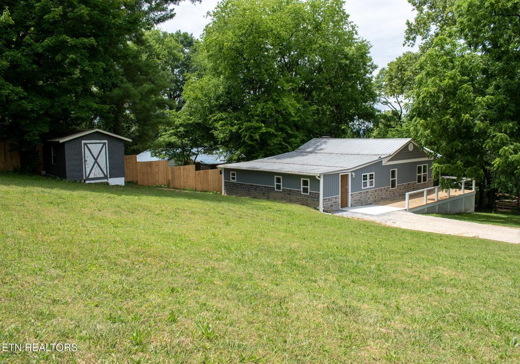Photo of 305 Augusta Ave, Maryville, TN 37804 (MLS # 1344373)