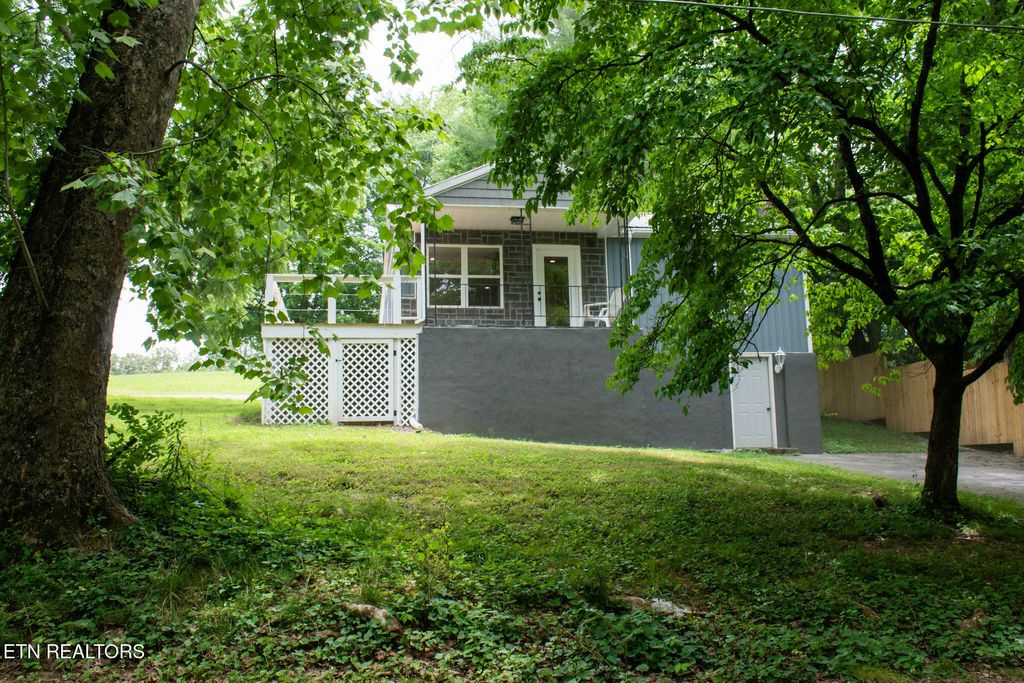 Photo of 305 Augusta Ave, Maryville, TN 37804 (MLS # 1344373)