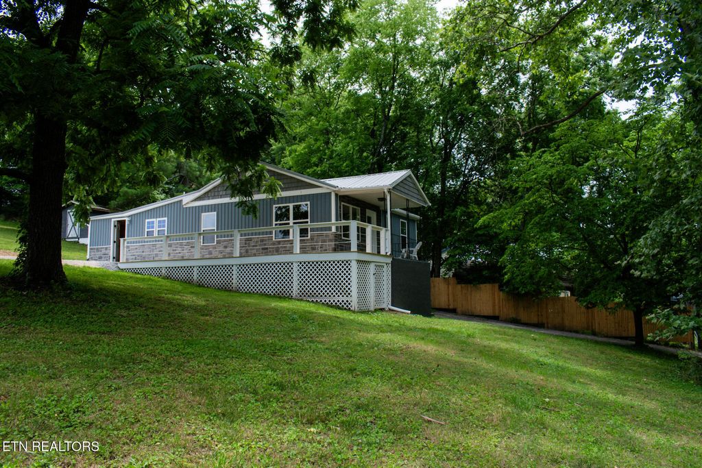 Photo of 305 Augusta Ave, Maryville, TN 37804 (MLS # 1344373)