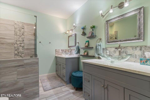 Tiny photo for 565 Rarity Bay Pkwy #APT 206, Vonore, TN 37885 (MLS # 1359720)