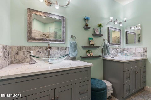 Tiny photo for 565 Rarity Bay Pkwy #APT 206, Vonore, TN 37885 (MLS # 1359720)