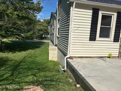 Tiny photo for 517 E Central Ave, LaFollette, TN 37766 (MLS # 1355682)