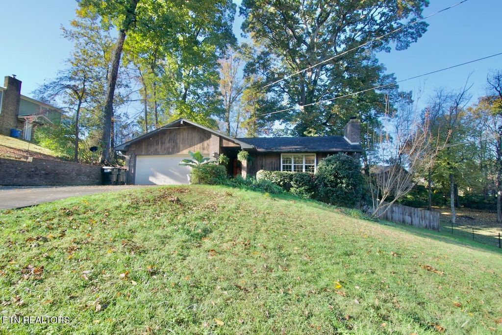 Photo of 927 Oxford Hills Drive, Maryville, TN 37803 (MLS # 1320497)