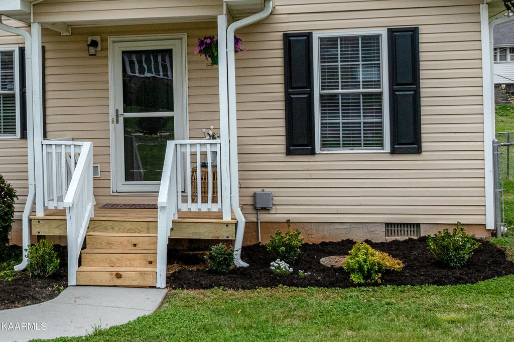 Photo of 144 W Bell St, Alcoa, TN 37701 (MLS # 1223640)