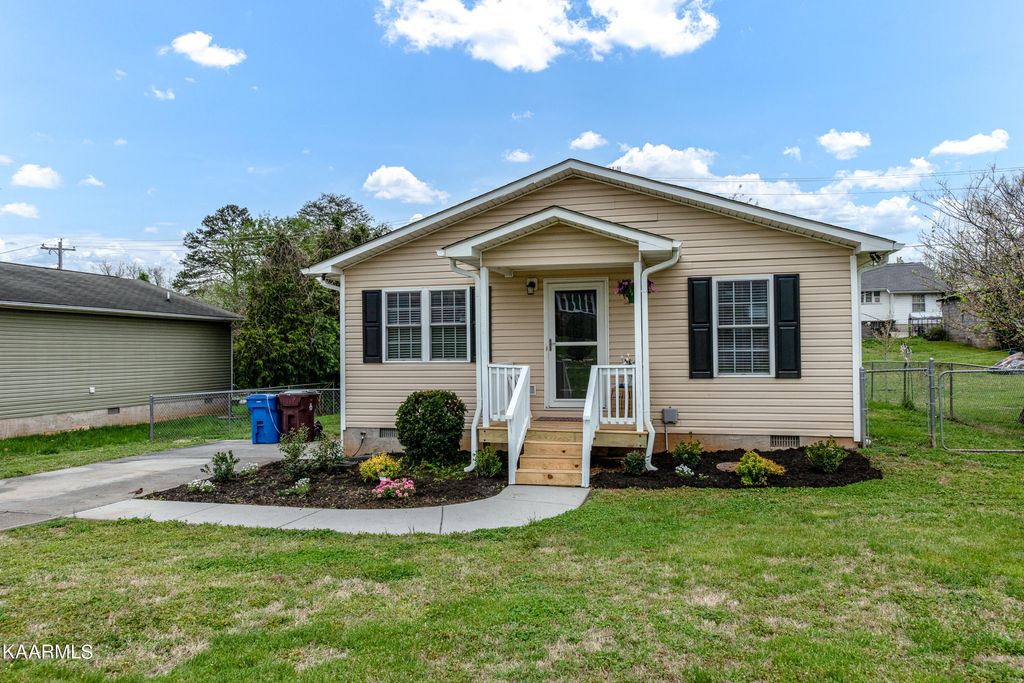Photo of 144 W Bell St, Alcoa, TN 37701 (MLS # 1223640)