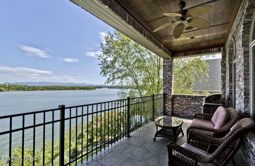 Photo of 195 Rock Point Drive, Vonore, TN 37885 (MLS # 1316417)