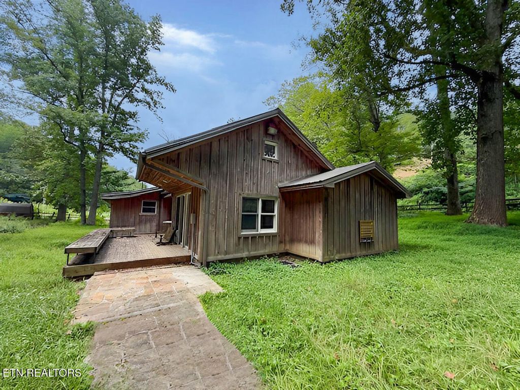 Photo of 2750 Happy Hollow Rd, Sevierville, TN 37862 (MLS # 1319119)