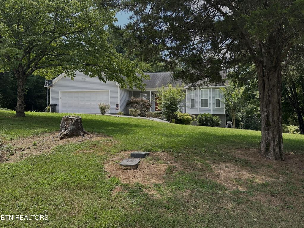 Photo of 400 Oakhill Drive, Sweetwater, TN 37874 (MLS # 1308583)