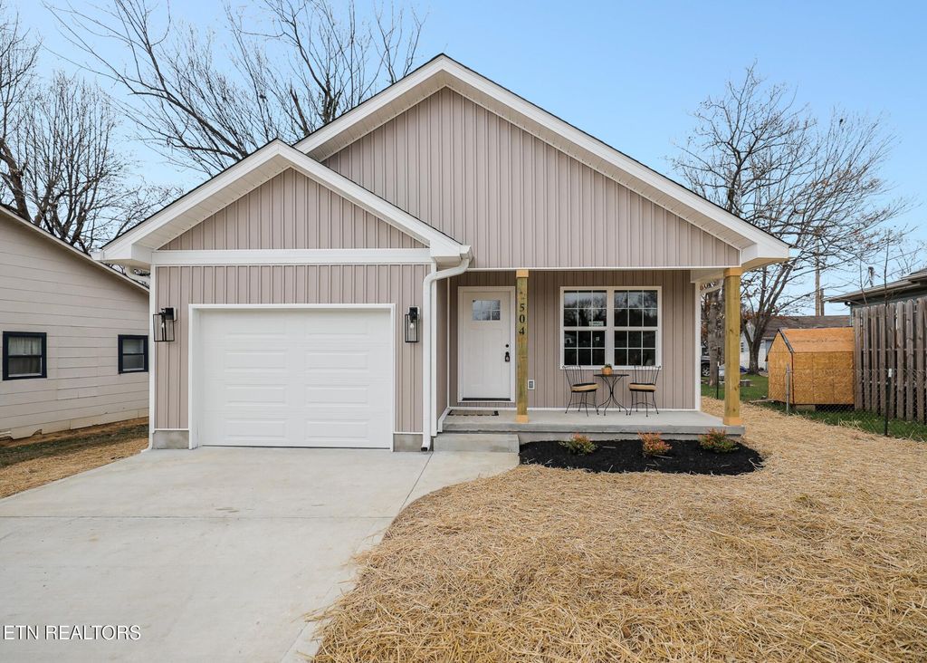 Photo of 504 Mcginley St, Maryville, TN 37804 (MLS # 1326002)