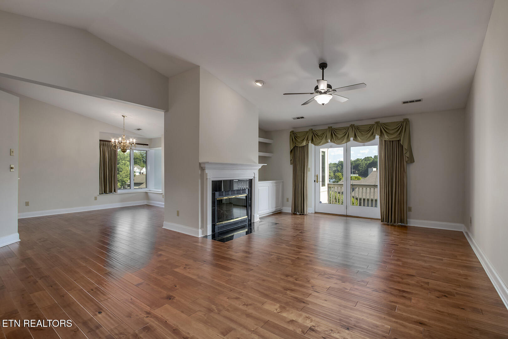 Loudon, Tennessee 37774, United States, 3 Bedrooms Bedrooms, ,3 BathroomsBathrooms,Residential,Pending,210180