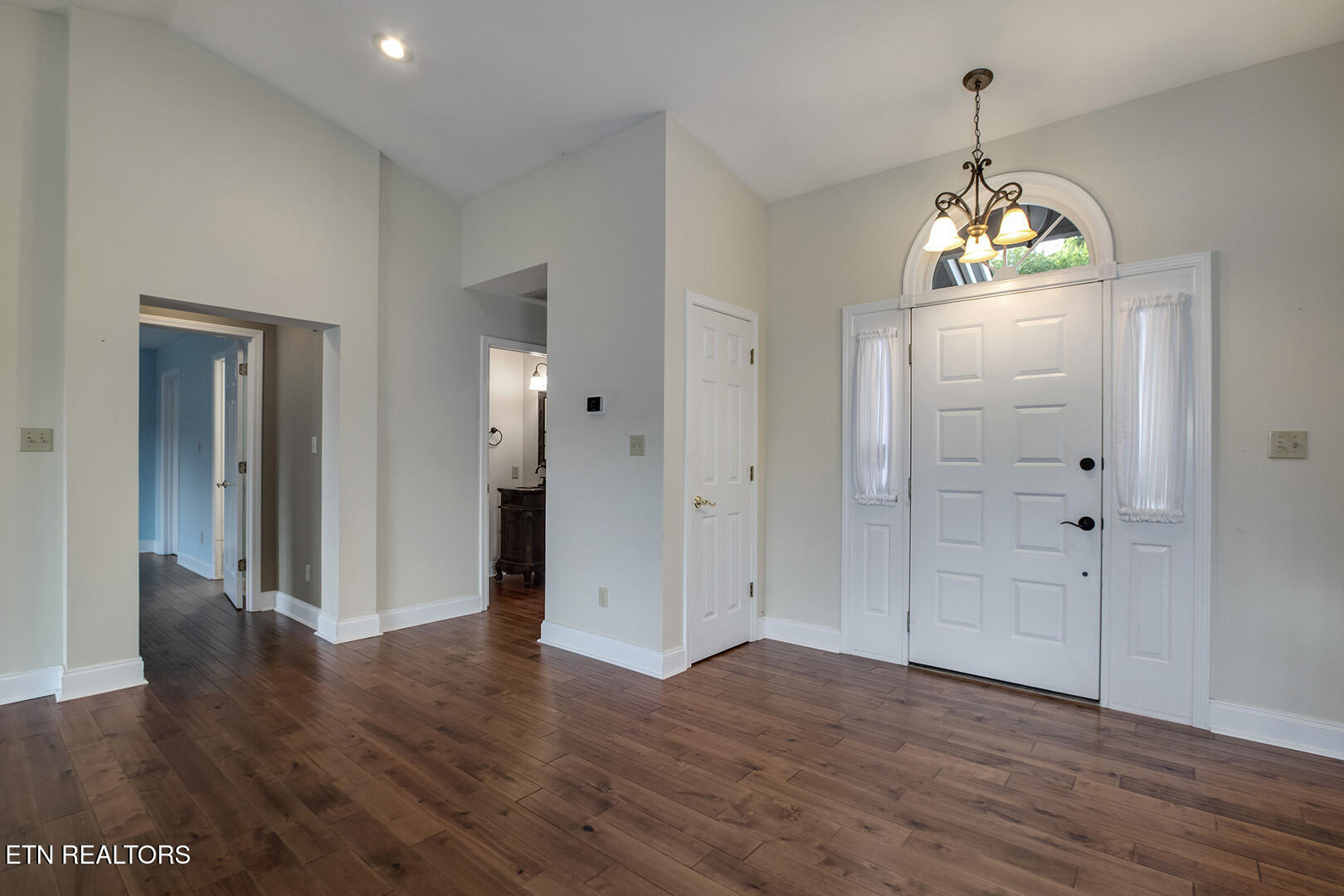 Loudon, Tennessee 37774, United States, 3 Bedrooms Bedrooms, ,3 BathroomsBathrooms,Residential,Pending,210180