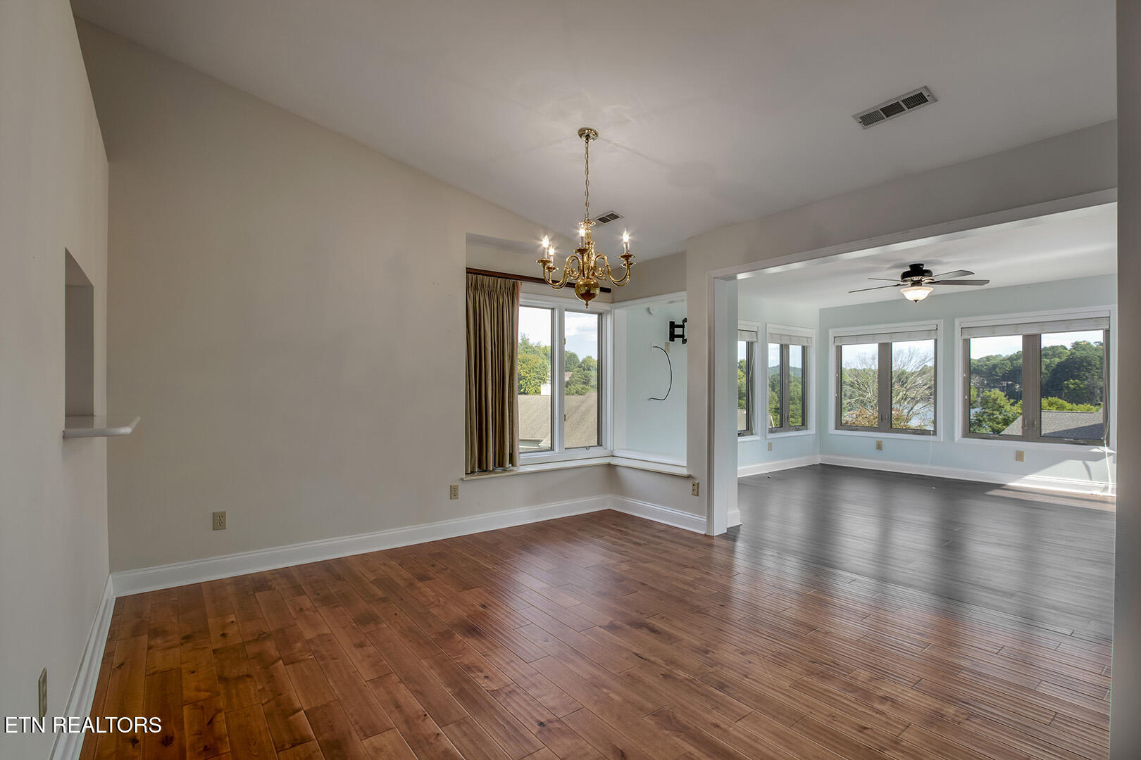 Loudon, Tennessee 37774, United States, 3 Bedrooms Bedrooms, ,3 BathroomsBathrooms,Residential,Pending,210180