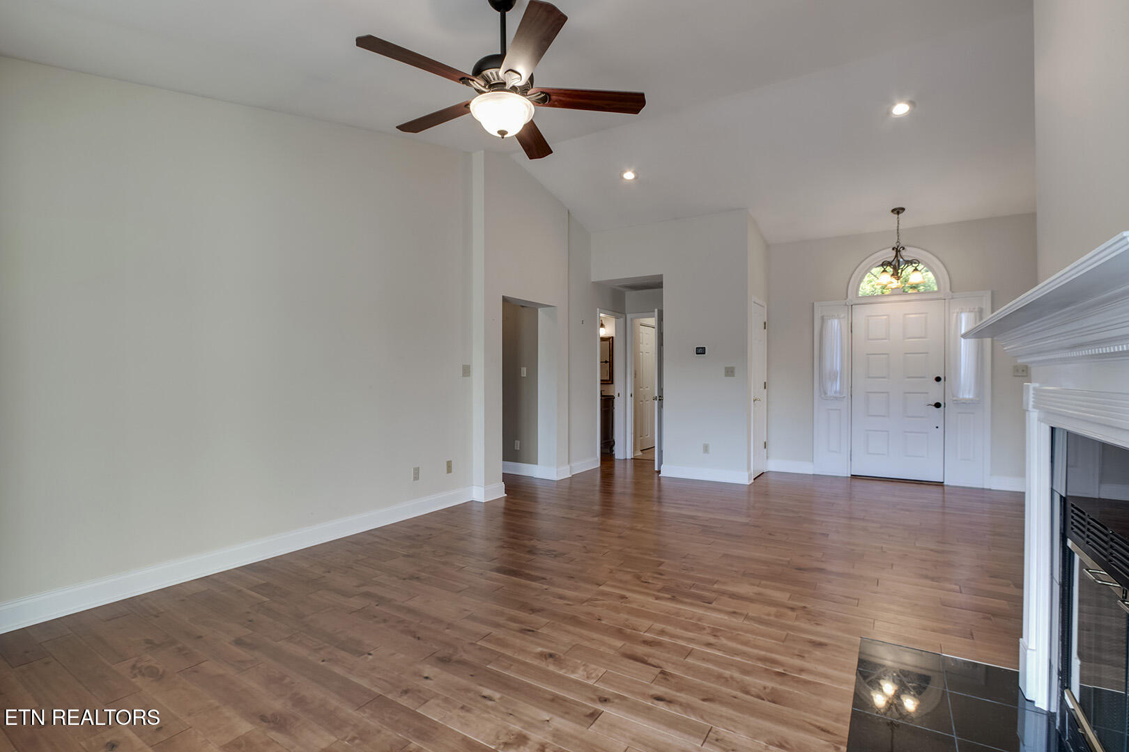 Loudon, Tennessee 37774, United States, 3 Bedrooms Bedrooms, ,3 BathroomsBathrooms,Residential,Pending,210180