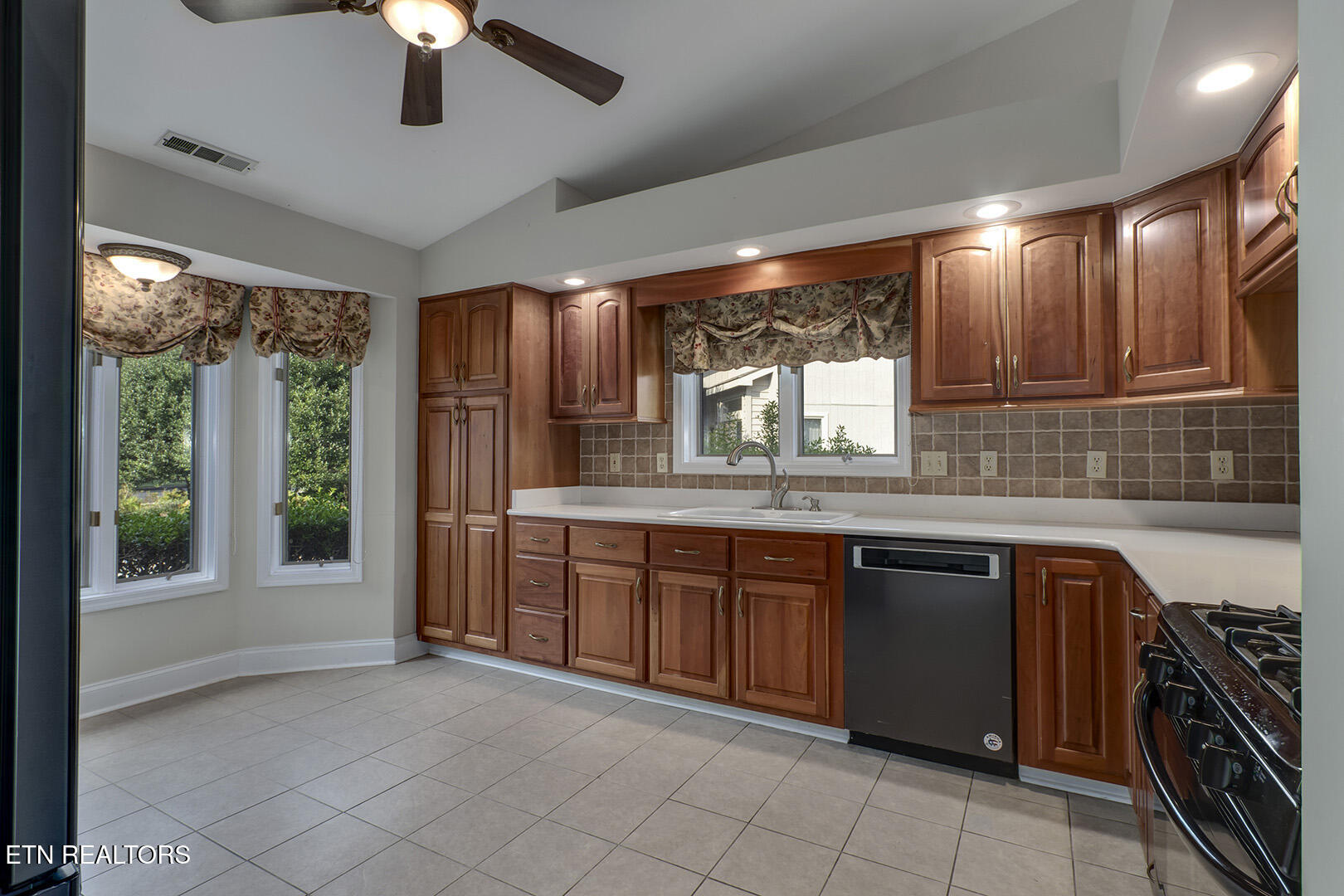 Loudon, Tennessee 37774, United States, 3 Bedrooms Bedrooms, ,3 BathroomsBathrooms,Residential,Pending,210180