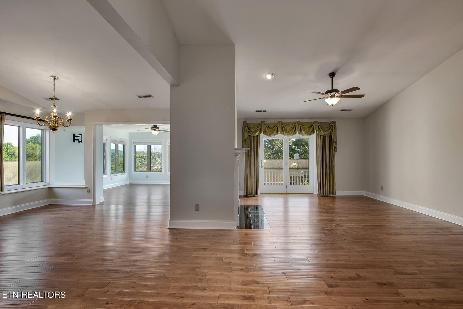 Loudon, Tennessee 37774, United States, 3 Bedrooms Bedrooms, ,3 BathroomsBathrooms,Residential,Pending,210180