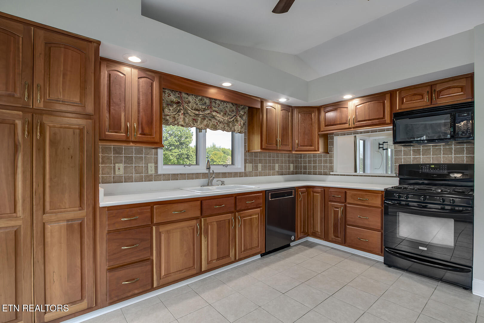 Loudon, Tennessee 37774, United States, 3 Bedrooms Bedrooms, ,3 BathroomsBathrooms,Residential,Pending,210180