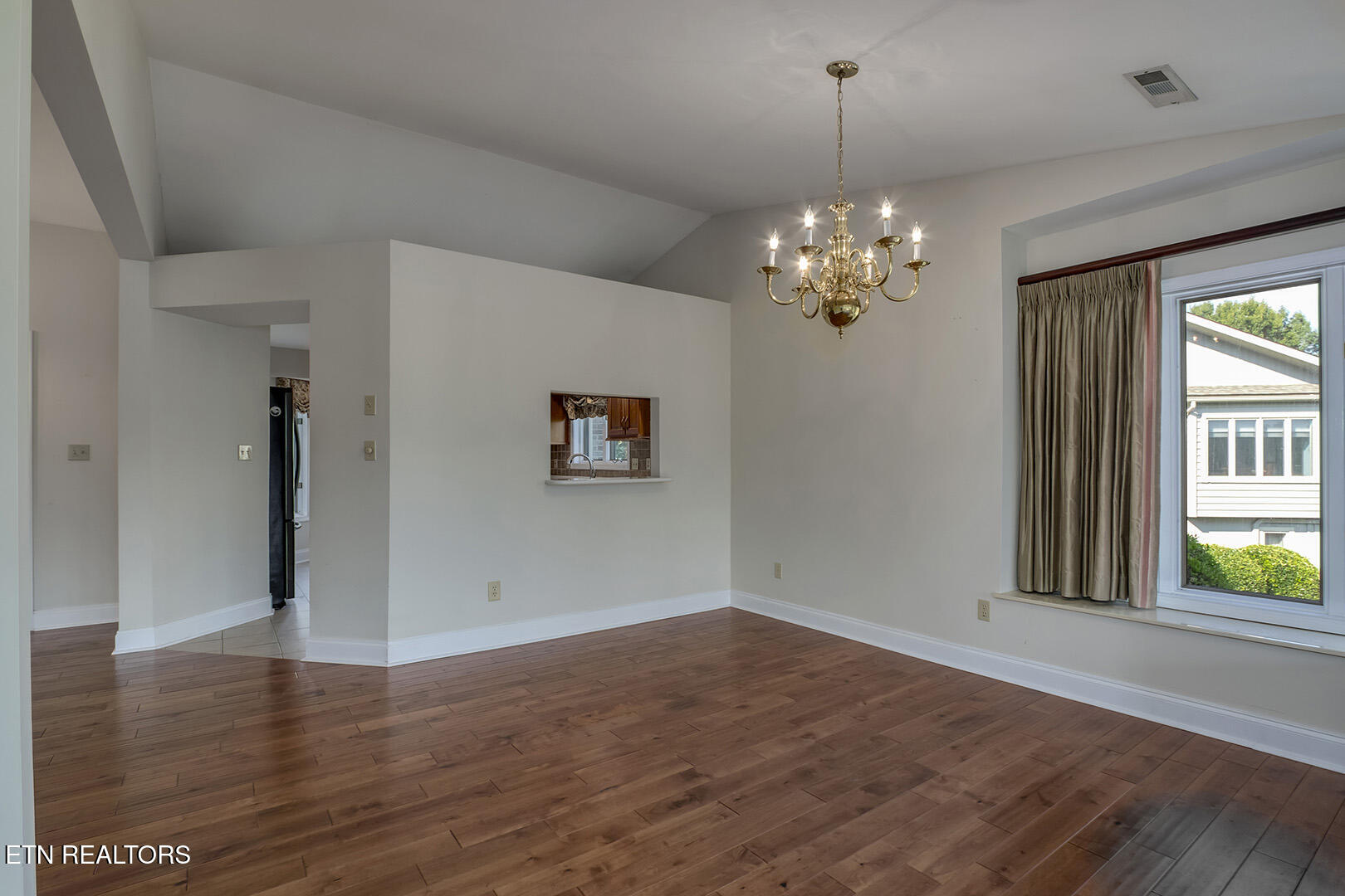 Loudon, Tennessee 37774, United States, 3 Bedrooms Bedrooms, ,3 BathroomsBathrooms,Residential,Pending,210180