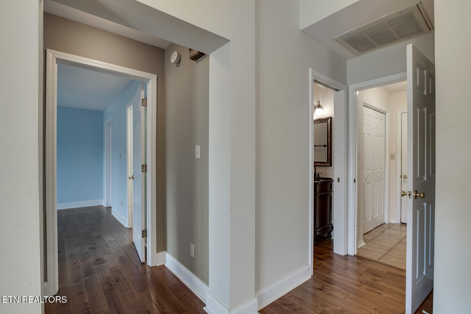 Loudon, Tennessee 37774, United States, 3 Bedrooms Bedrooms, ,3 BathroomsBathrooms,Residential,Pending,210180