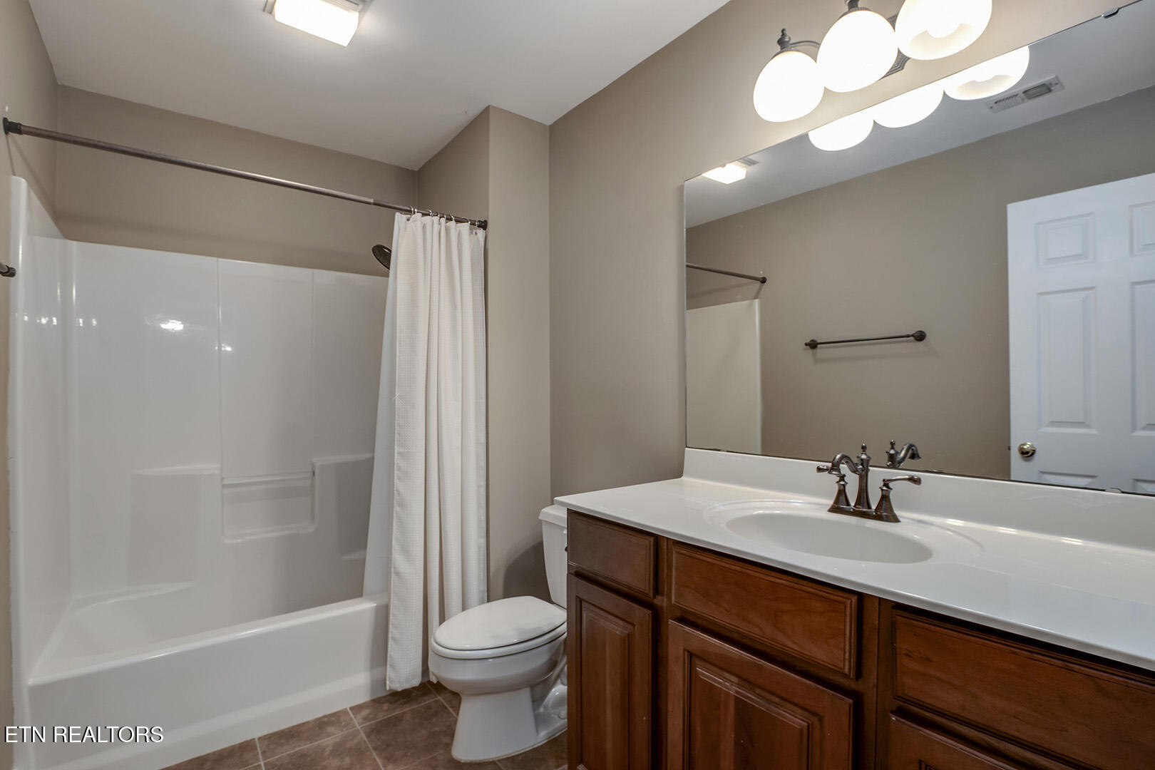 Loudon, Tennessee 37774, United States, 3 Bedrooms Bedrooms, ,3 BathroomsBathrooms,Residential,Pending,210180