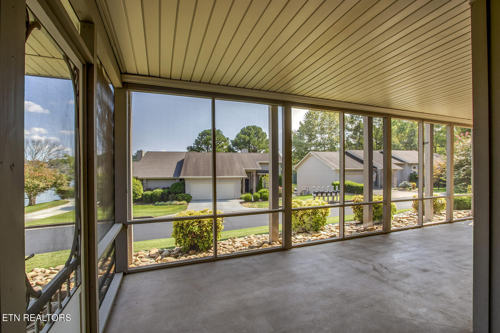 Loudon, Tennessee 37774, United States, 3 Bedrooms Bedrooms, ,3 BathroomsBathrooms,Residential,Pending,210180