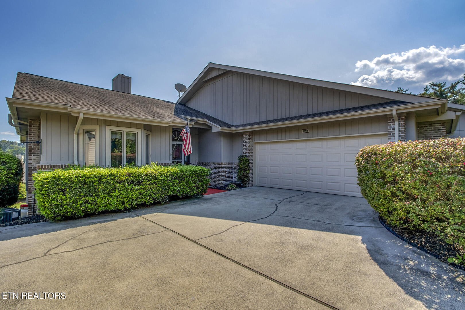 Loudon, Tennessee 37774, United States, 3 Bedrooms Bedrooms, ,3 BathroomsBathrooms,Residential,Pending,210180