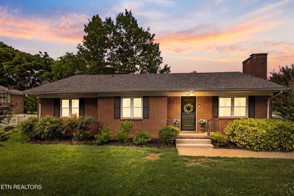 Photo of 1305 S Court St, Maryville, TN 37803 (MLS # 1344108)