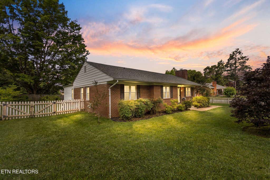 Photo of 1305 S Court St, Maryville, TN 37803 (MLS # 1344108)