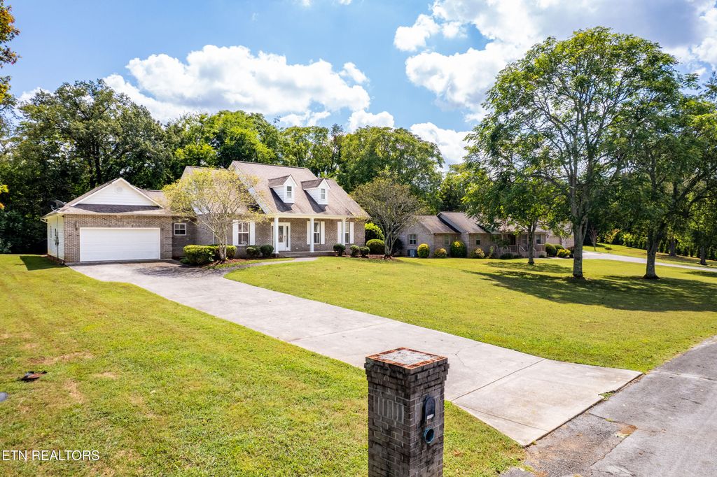 Photo of 1812 Crazy Horse Drive, Maryville, TN 37801 (MLS # 1314342)