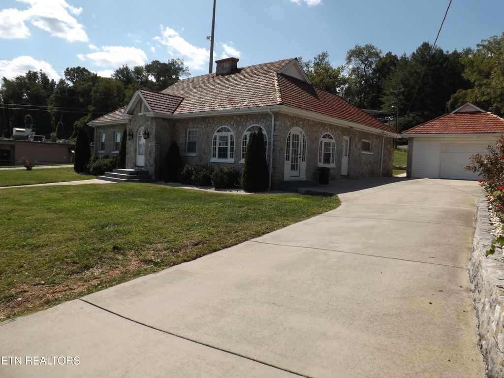 Photo of 1702 Haynes St, Tazewell, TN 37879 (MLS # 1336971)