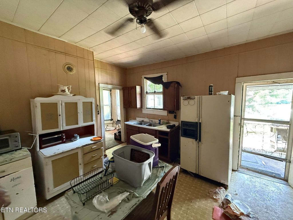 Photo of 1006 Monroe St, Sweetwater, TN 37874 (MLS # 1304180)