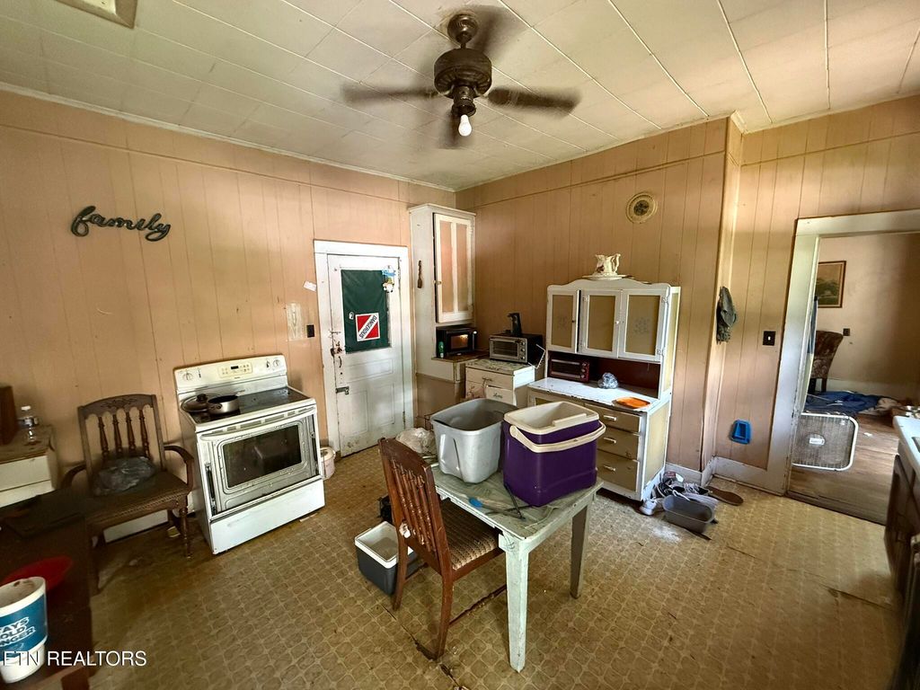 Photo of 1006 Monroe St, Sweetwater, TN 37874 (MLS # 1304180)