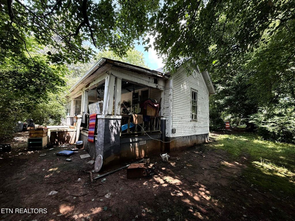 Photo of 1006 Monroe St, Sweetwater, TN 37874 (MLS # 1304180)