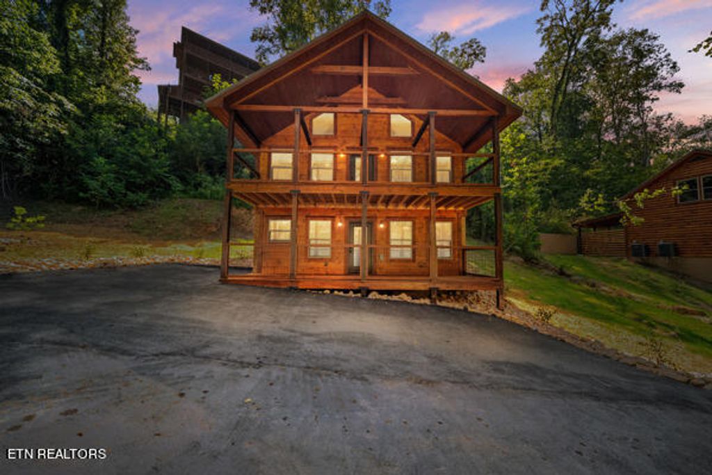 Photo of 2398 Alpine Village Way, Pigeon Forge, TN 37863 (MLS # 1272619)