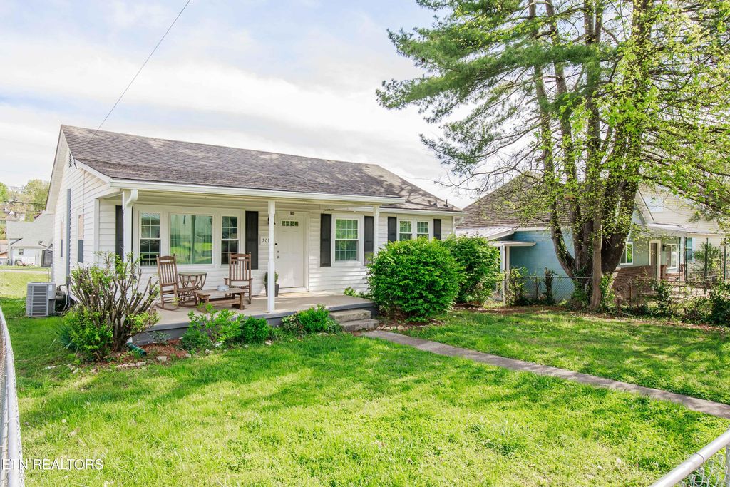 Photo of 208 E Caldwell Ave, Knoxville, TN 37917 (MLS # 1336811)