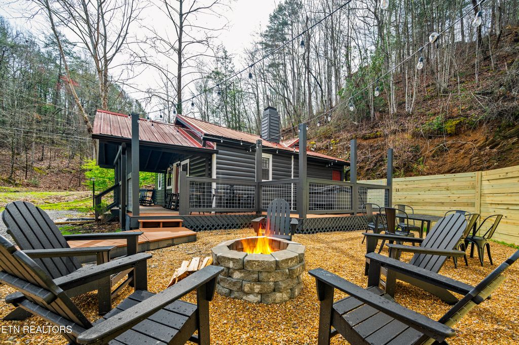 Photo of 1129 S Spring Hollow Rd, Sevierville, TN 37876 (MLS # 1335311)