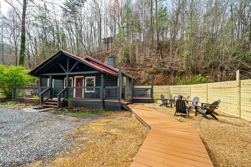 Photo of 1129 S Spring Hollow Rd, Sevierville, TN 37876 (MLS # 1335311)