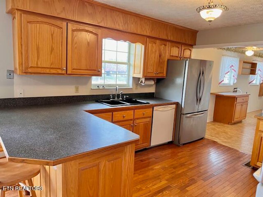 Photo of 401 Poplar Creek Rd, Oliver Springs, TN 37840 (MLS # 1254553)