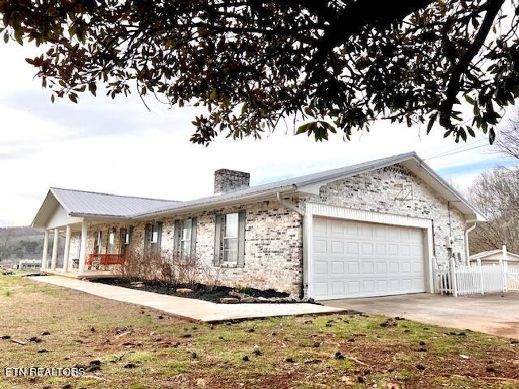 Photo of 401 Poplar Creek Rd, Oliver Springs, TN 37840 (MLS # 1254553)