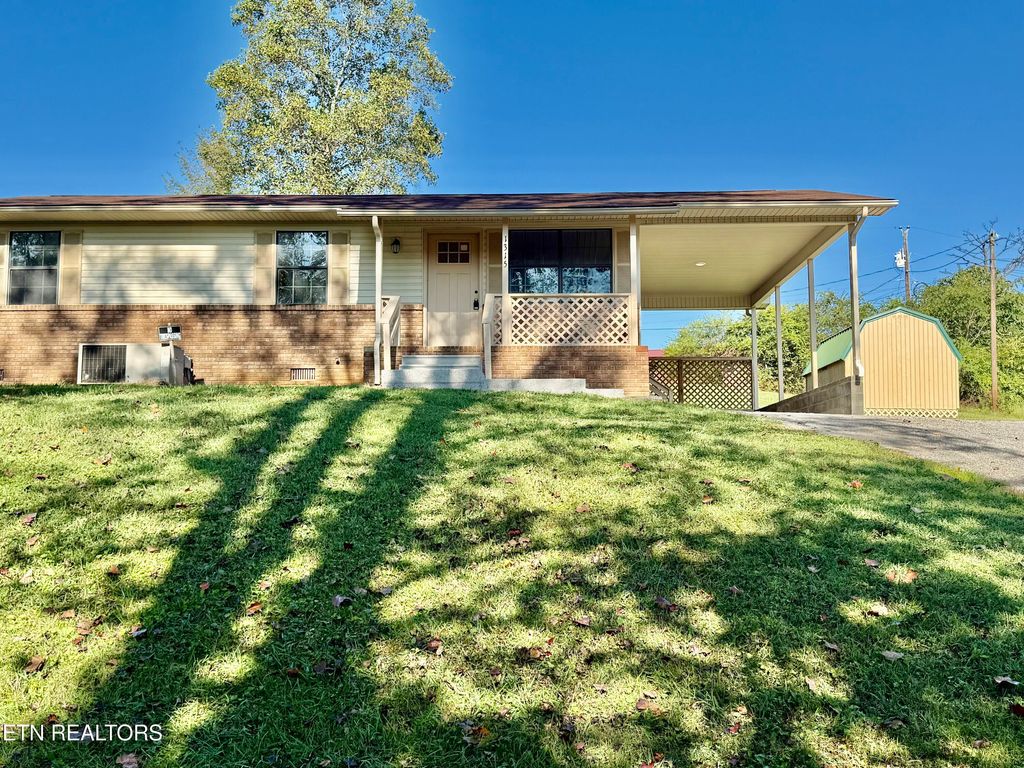 Photo of 1315 EUGENE St, Tazewell, TN 37879 (MLS # 1315819)