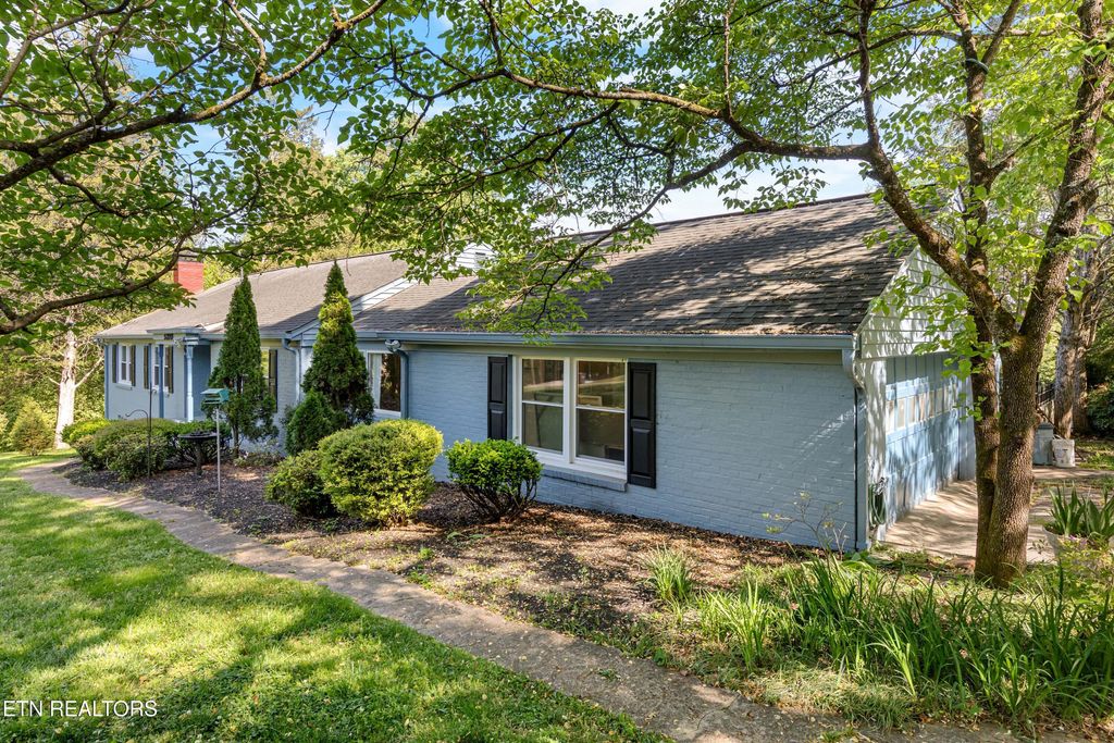 Photo of 5320 E Sunset Rd, Knoxville, TN 37914 (MLS # 1337161)