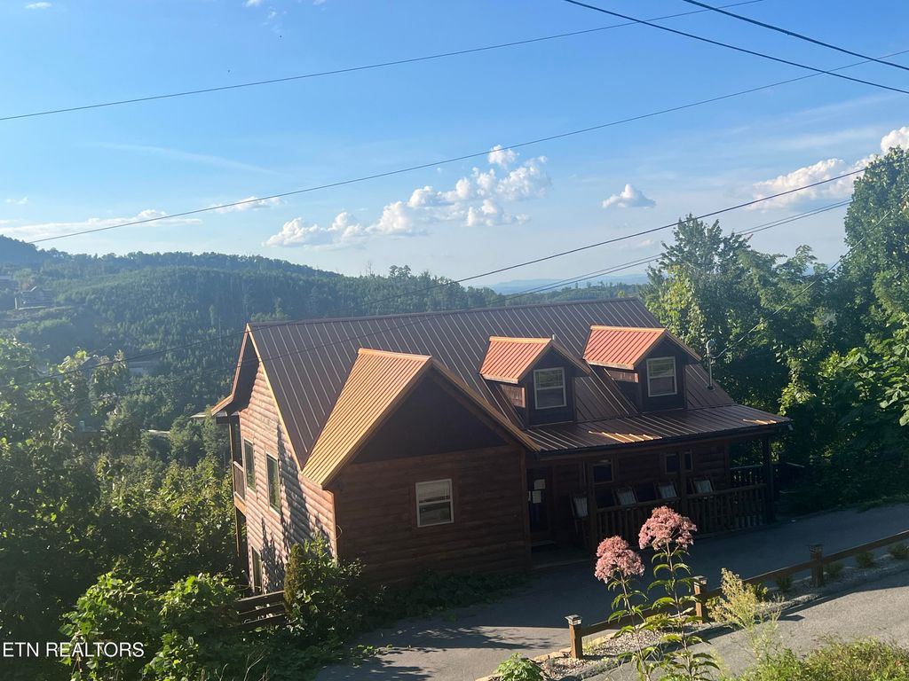 Photo of 964 Village Loop Rd, Gatlinburg, TN 37738 (MLS # 1313788)